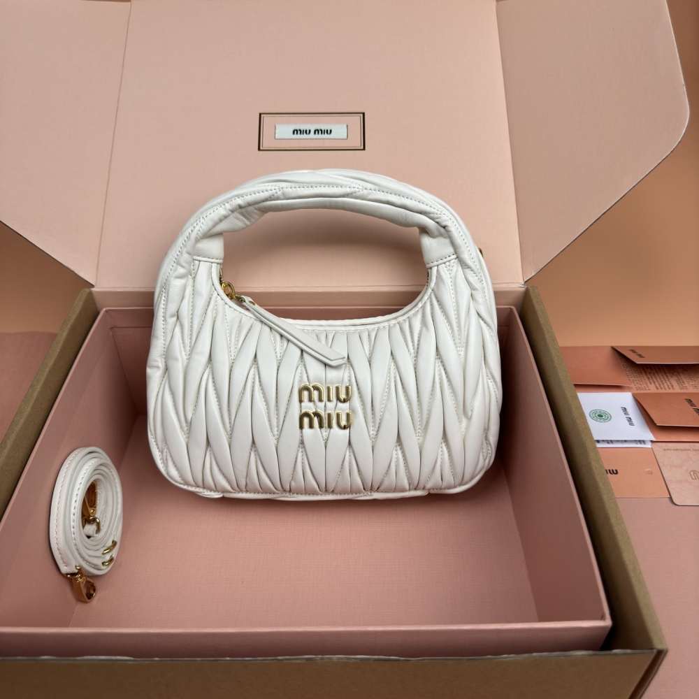 高仿 MiuMiu Matelass&eacute; 5BC125 白色小號：包身正面皺褶
