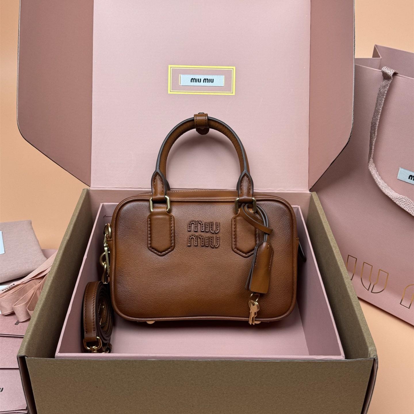 高仿miumiu*Arcadie系列5BB123秀款保齡球手提包復古棕免檢版