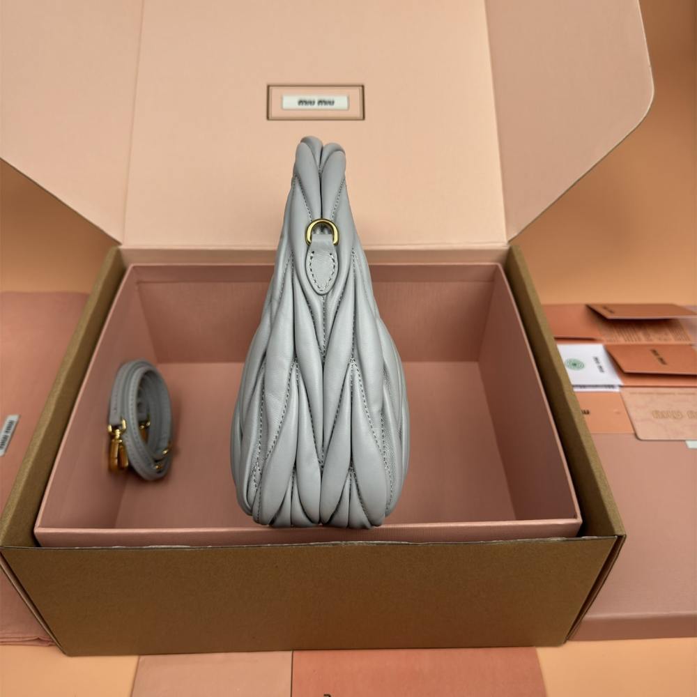 高仿miumiu*Matelasse系列5BC125小羊皮手提袋珍珠灰小號免檢版