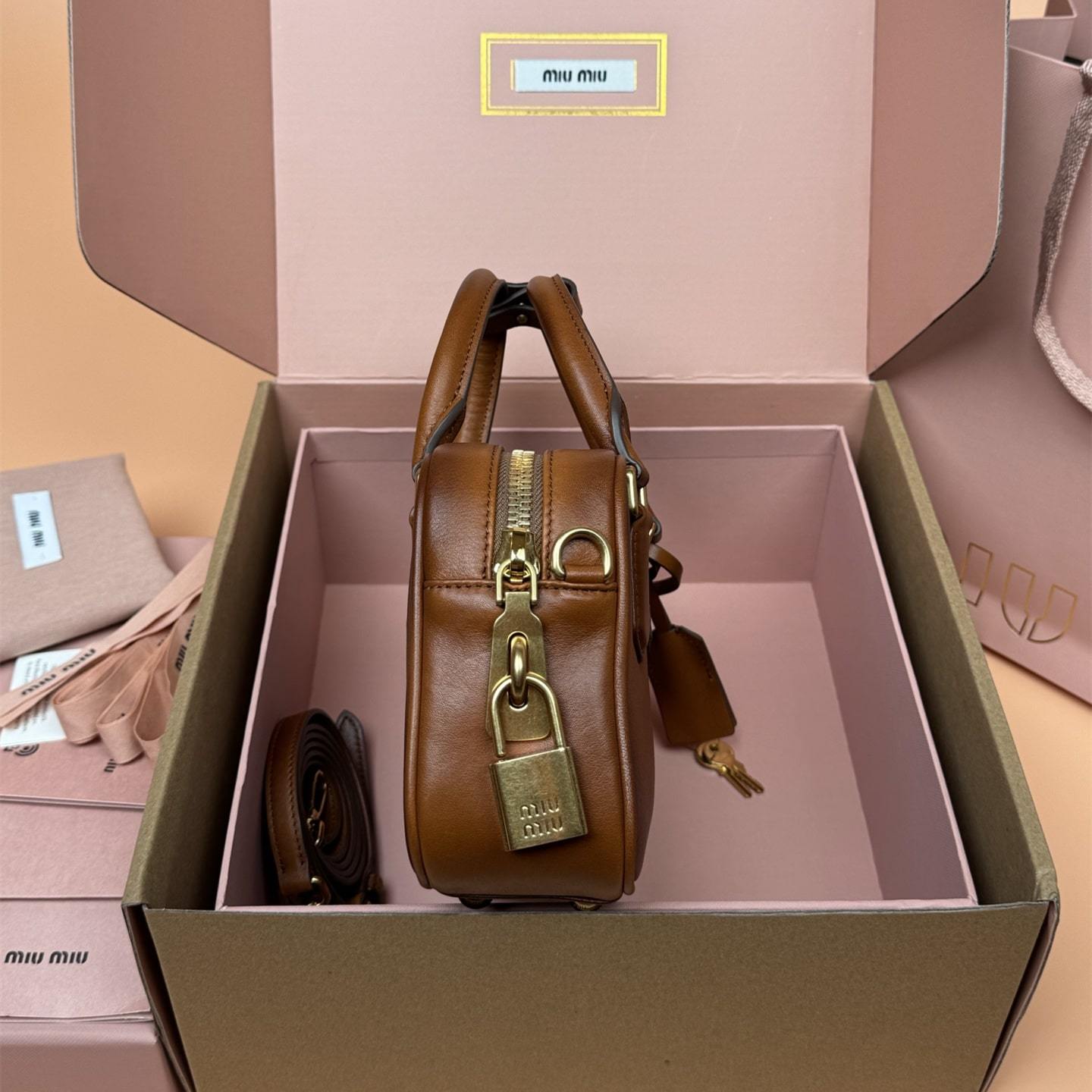 高仿miumiu*Arcadie系列5BB123秀款保齡球手提包復古棕免檢版