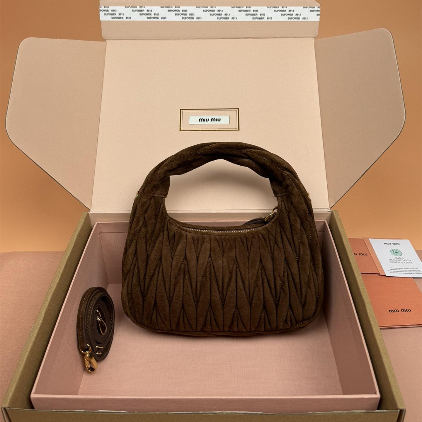 高仿miumiu*Matelasse系列5BC125絨面手提包棕色小號免檢版