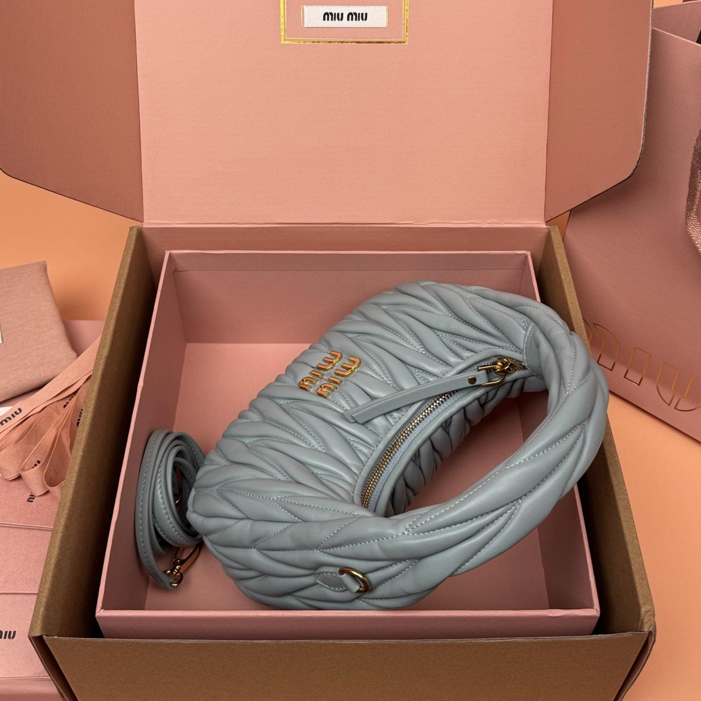 高仿miumiu*Matelasse系列5BC125小羊皮手提袋藍色小號免檢版