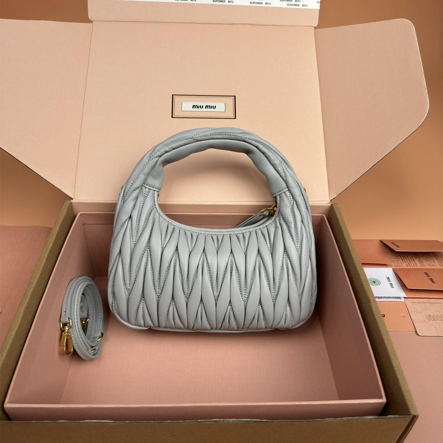 高仿miumiu*Matelasse系列5BC125小羊皮手提袋珍珠灰小號免檢版