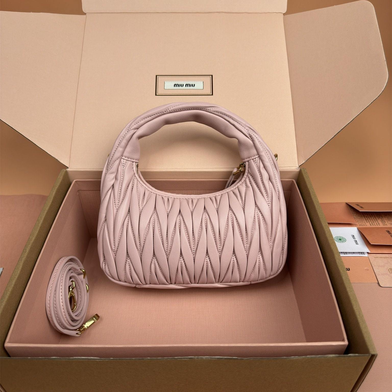 高仿miumiu*Matelasse系列5BC125小羊皮手提袋雪粉色小號免檢版