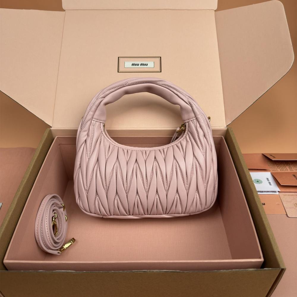 高仿miumiu*Matelasse系列5BC125小羊皮手提袋雪粉色小號免檢版