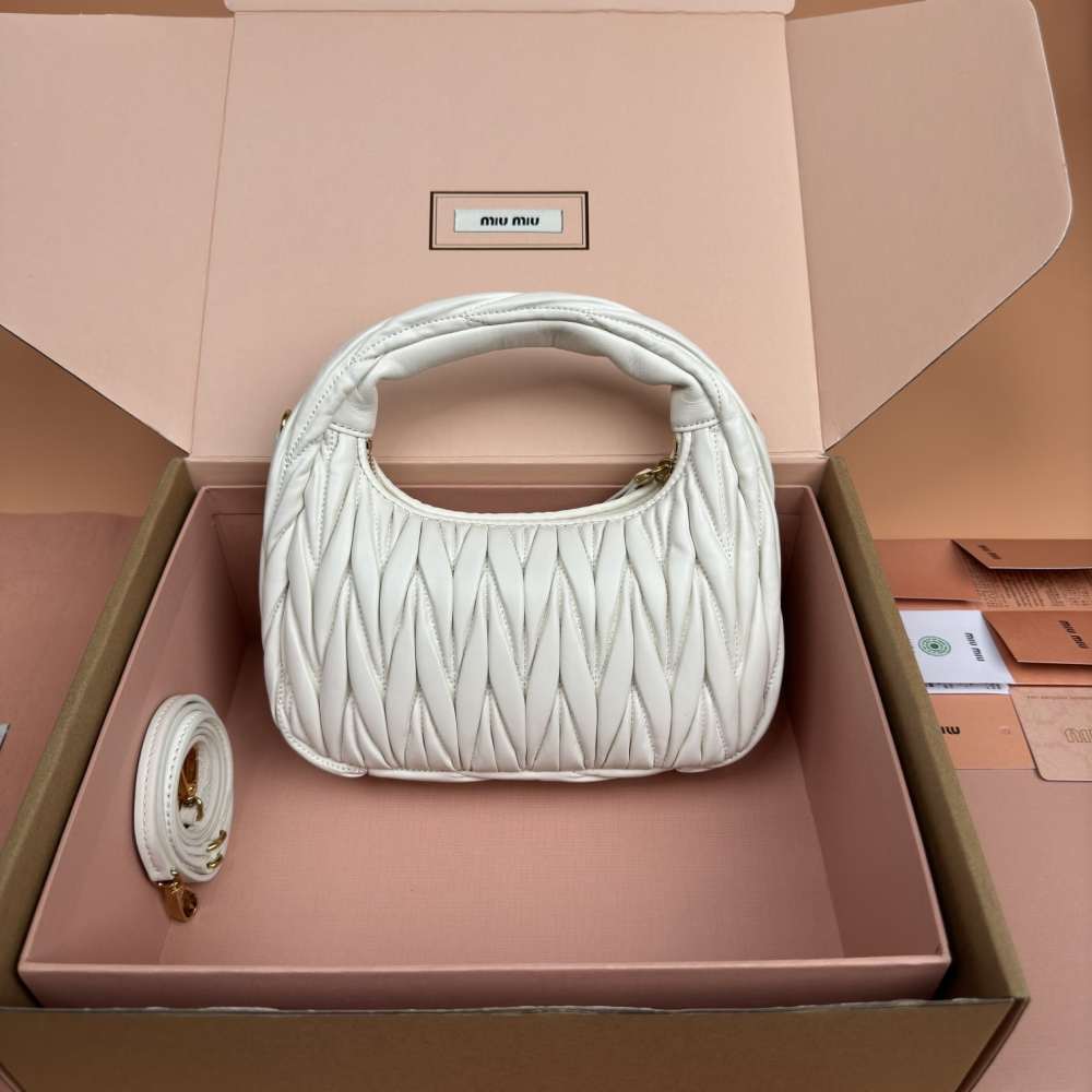 MiuMiu Matelass&eacute; 5BC125：側面皺褶層次與光影