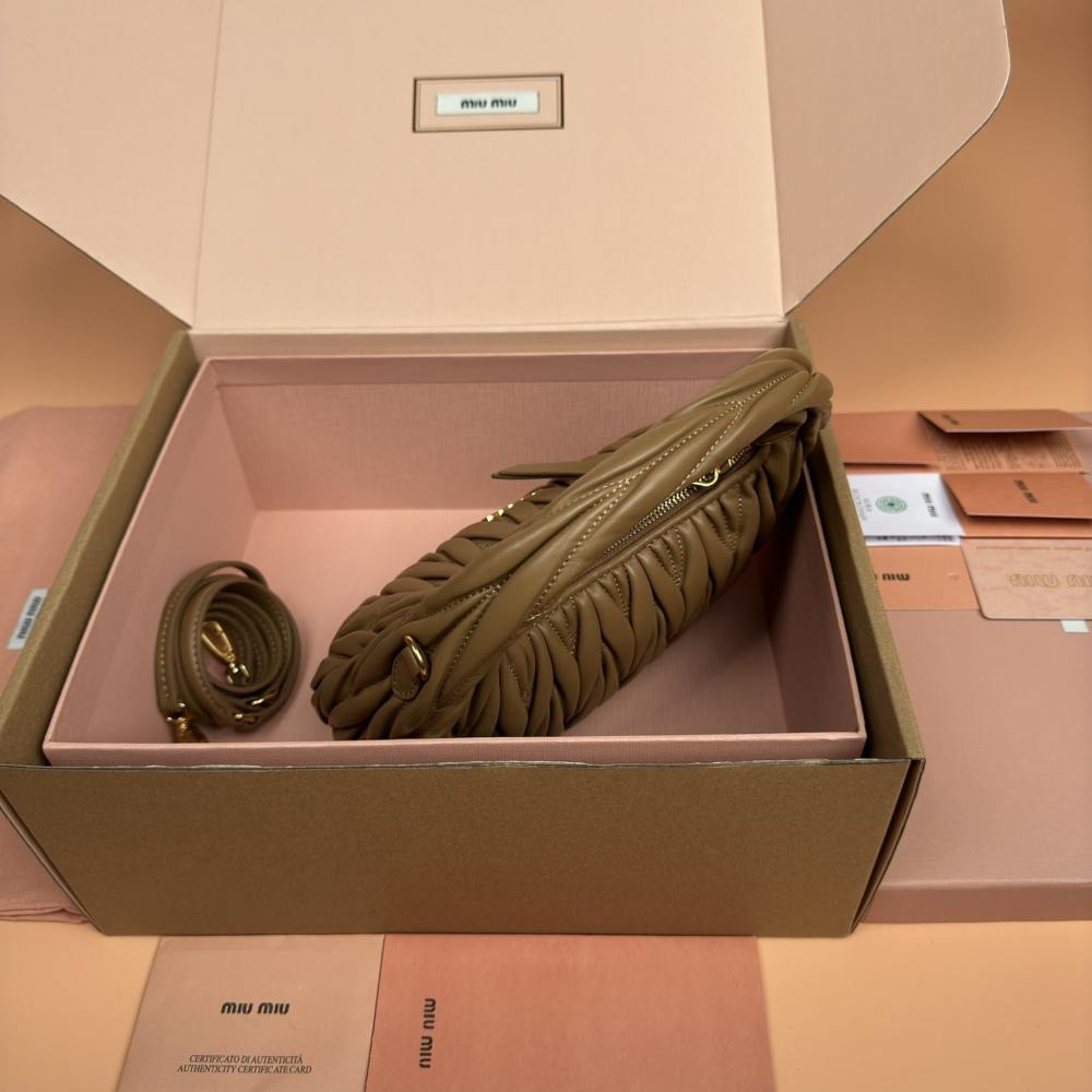 高仿miumiu*Matelasse系列5BC125小羊皮手提袋焦糖色小號免檢版