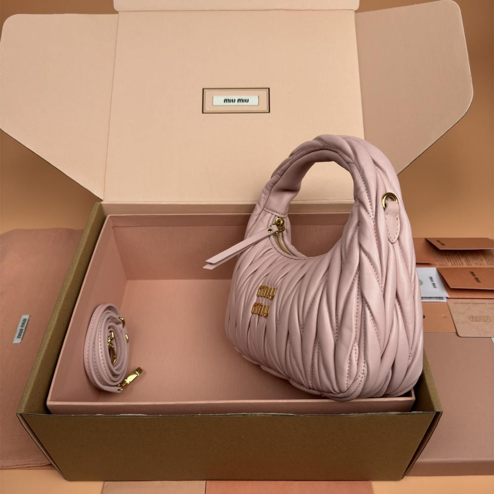 高仿miumiu*Matelasse系列5BC125小羊皮手提袋雪粉色小號免檢版