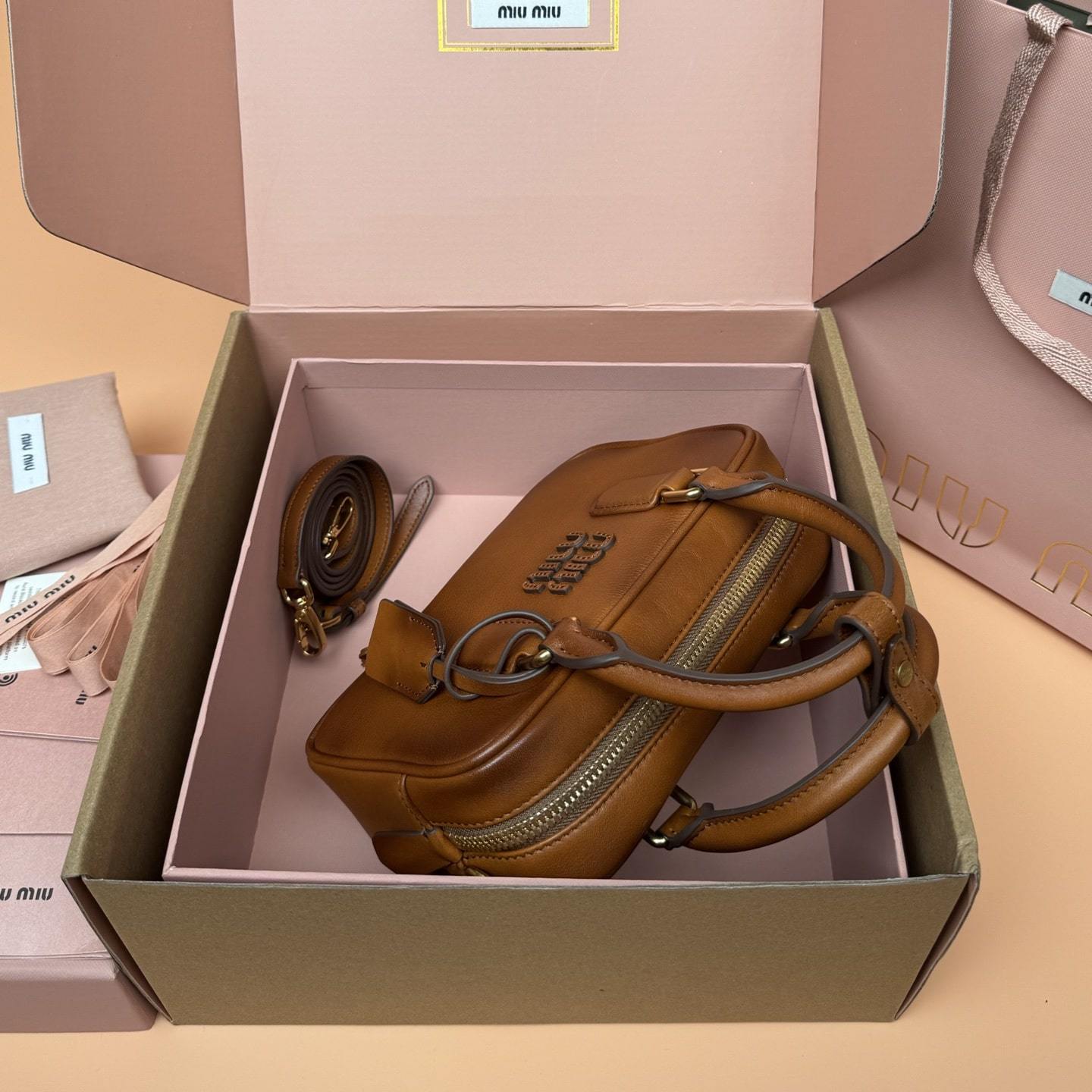 高仿miumiu*Arcadie系列5BB123秀款保齡球手提包復古棕免檢版