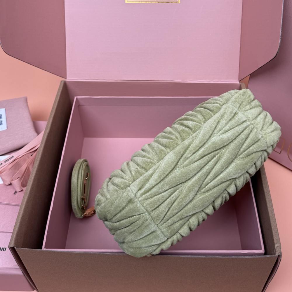 高仿miumiu*Matelasse系列5BC125絨面手提包綠色小號免檢版