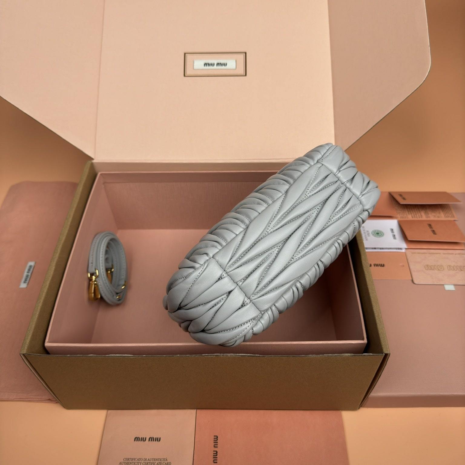 高仿miumiu*Matelasse系列5BC125小羊皮手提袋珍珠灰小號免檢版