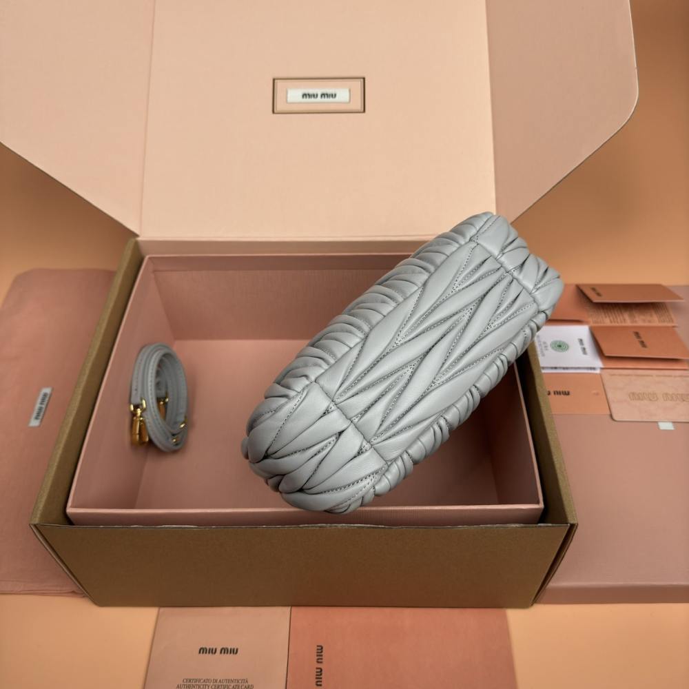 高仿miumiu*Matelasse系列5BC125小羊皮手提袋珍珠灰小號免檢版