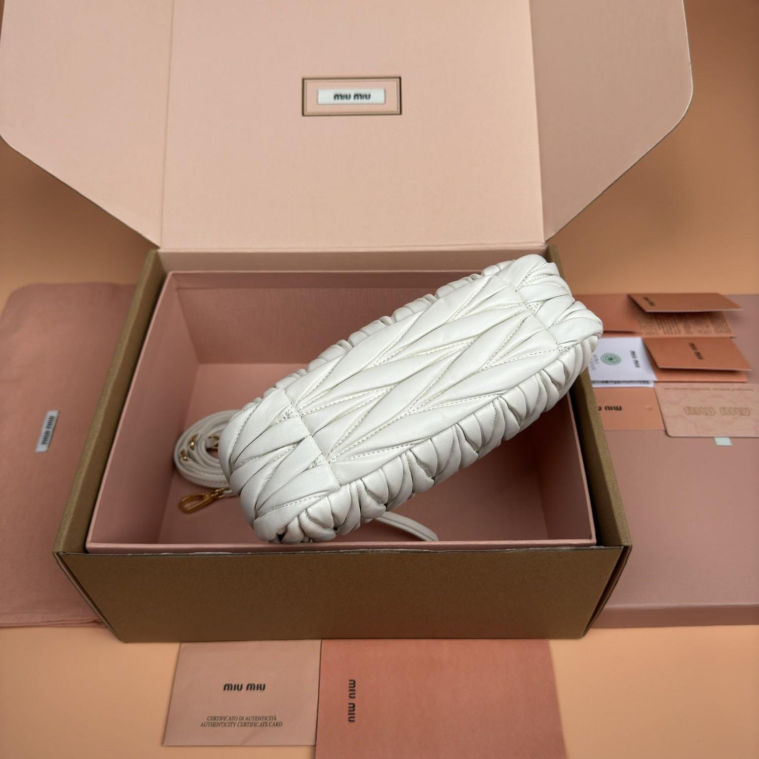 高仿miumiu*Matelasse系列5BC125小羊皮手提袋白色小號免檢版