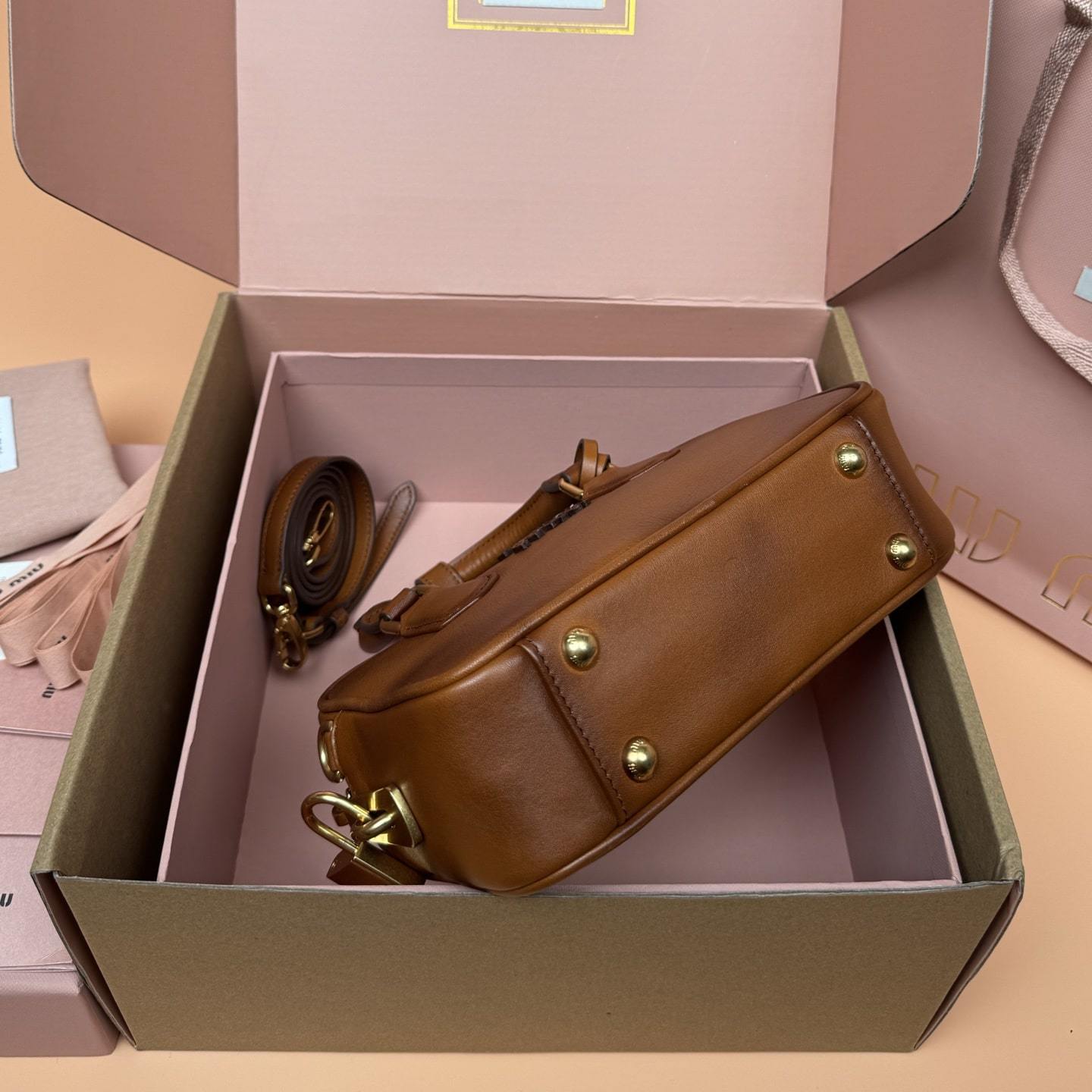 高仿miumiu*Arcadie系列5BB123秀款保齡球手提包復古棕免檢版