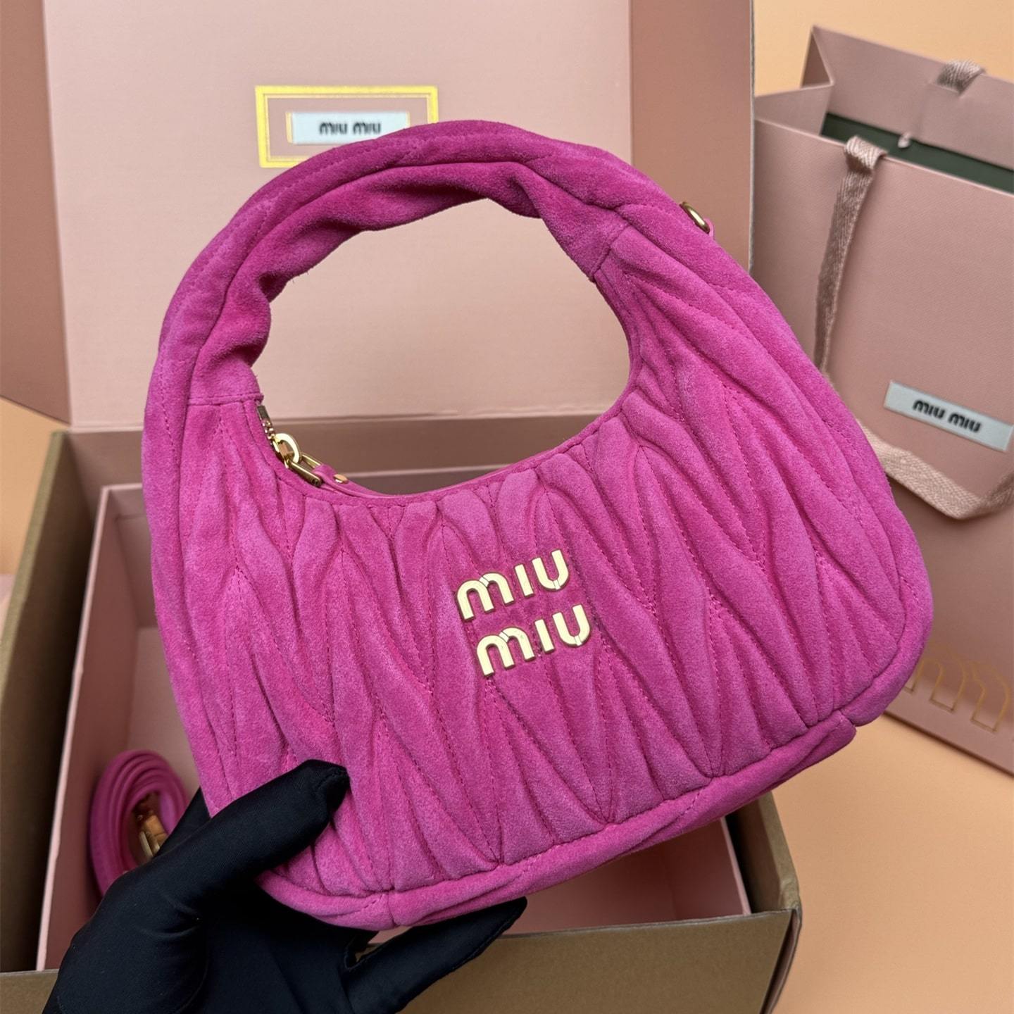 高仿miumiu*Matelasse系列5BC125絨面手提包紫紅色小號免檢版