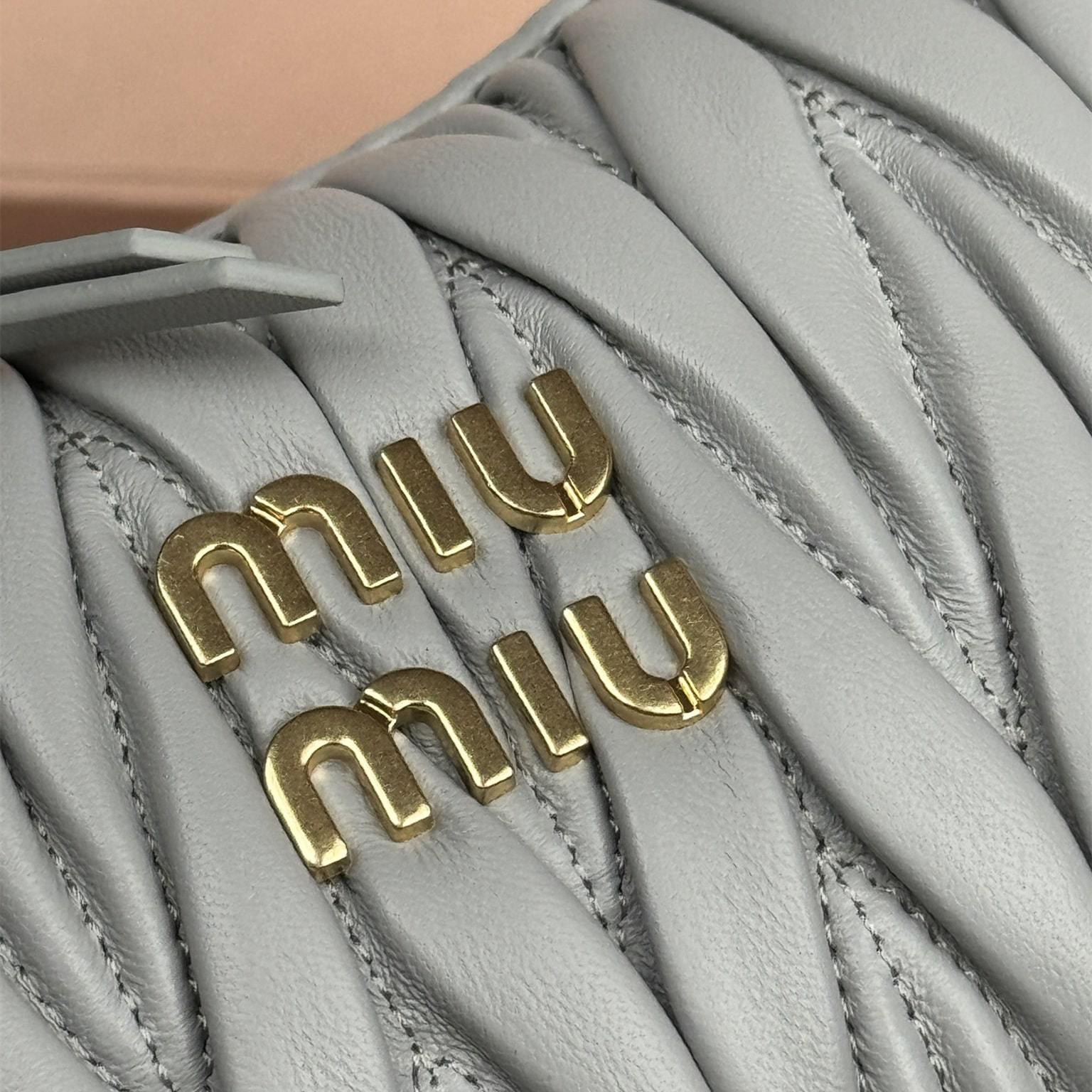 高仿miumiu*Matelasse系列5BC125小羊皮手提袋珍珠灰小號免檢版