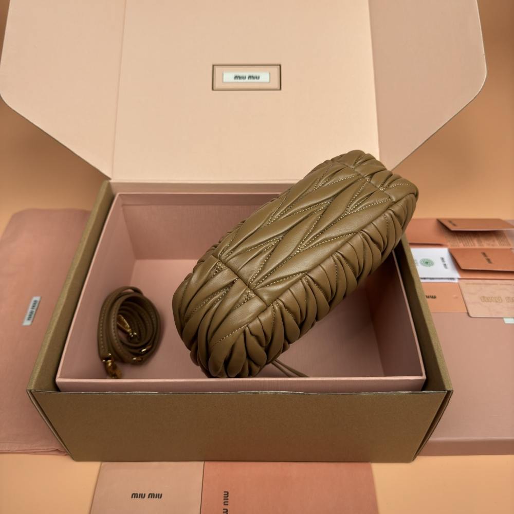 高仿miumiu*Matelasse系列5BC125小羊皮手提袋焦糖色小號免檢版