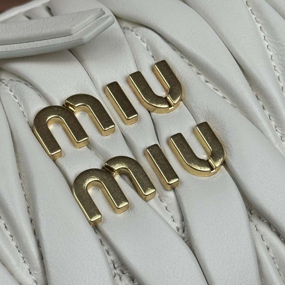 MiuMiu Matelass&eacute; 5BC125：miumiu 標與五金細節