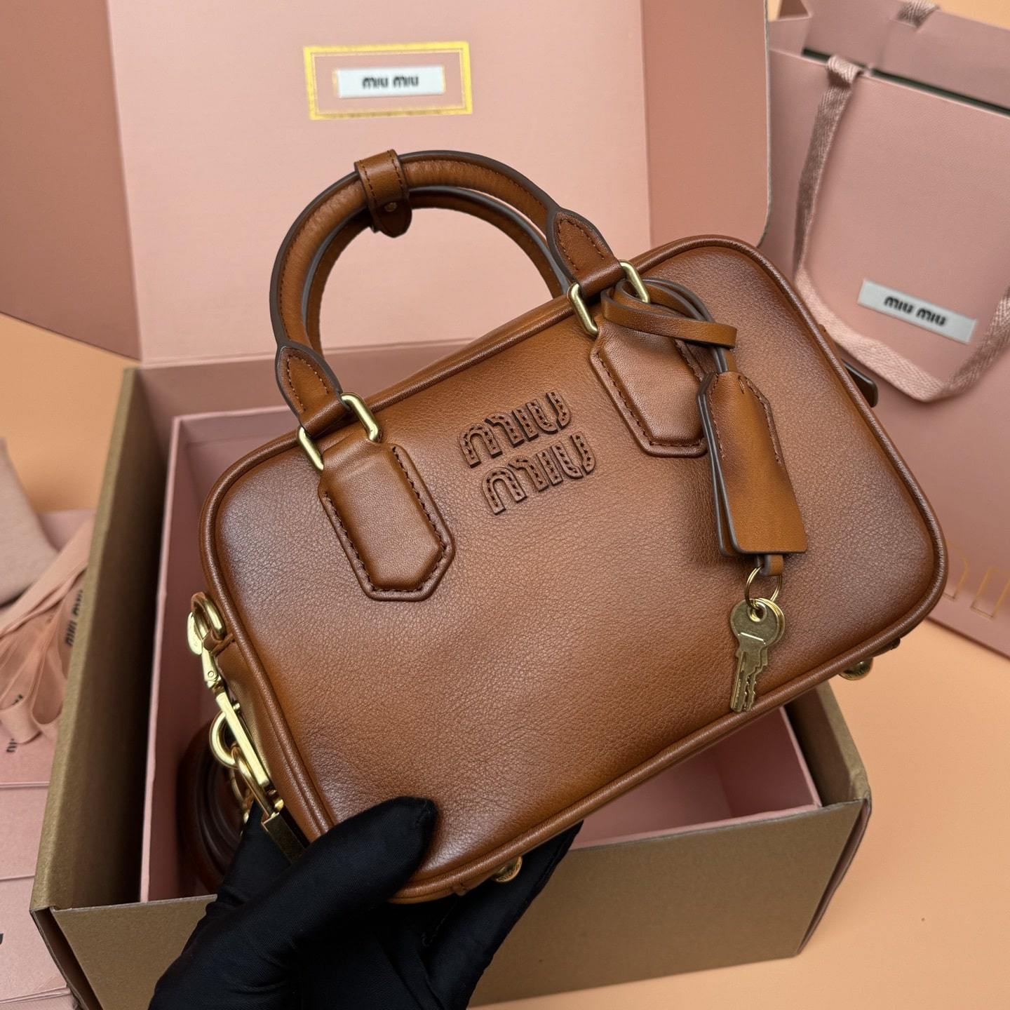 高仿miumiu*Arcadie系列5BB123秀款保齡球手提包復古棕免檢版