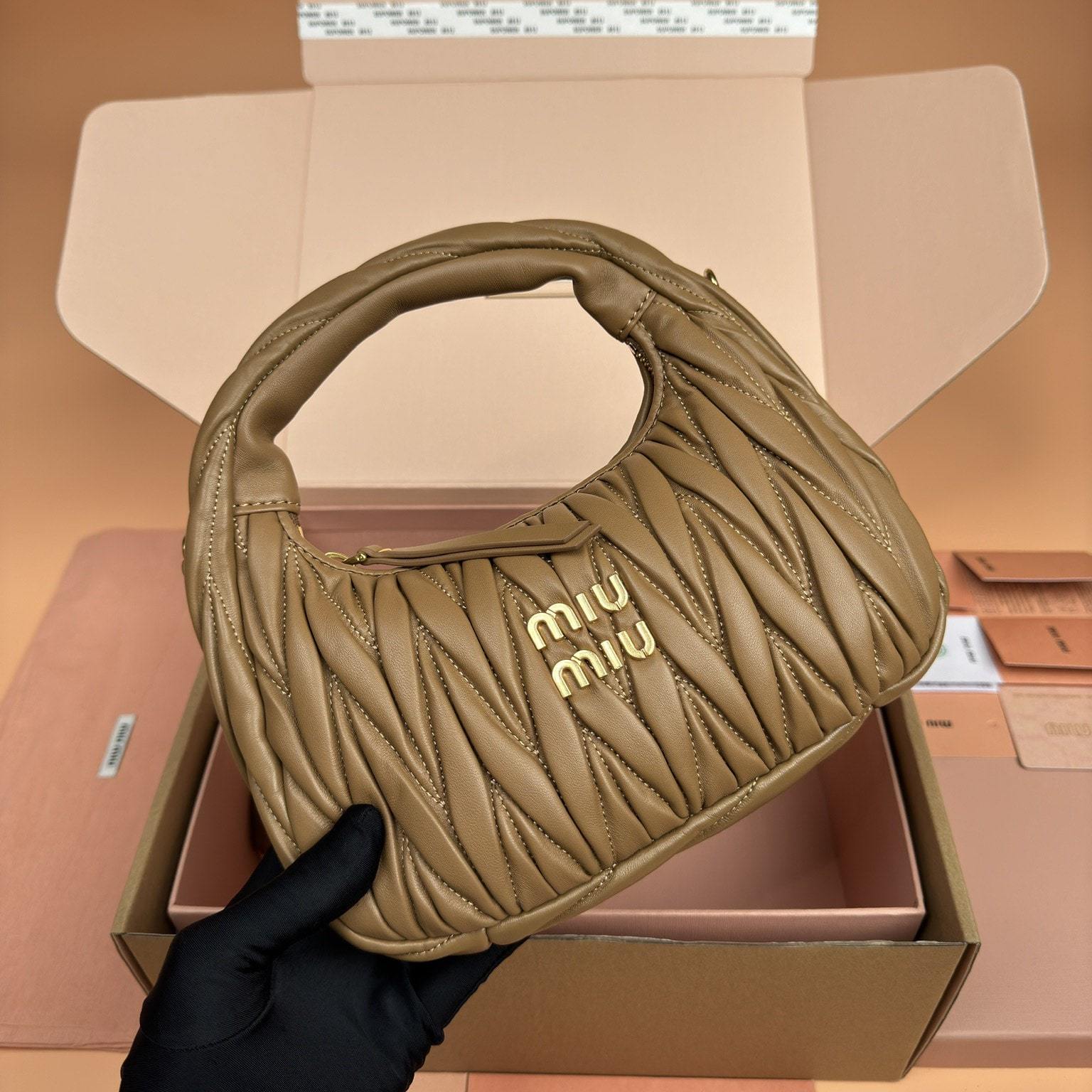 高仿miumiu*Matelasse系列5BC125小羊皮手提袋焦糖色小號免檢版
