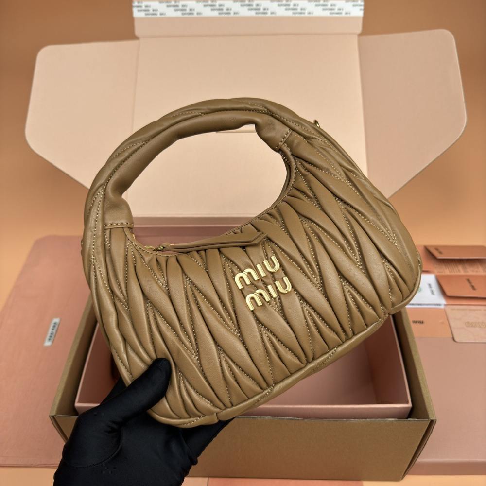高仿miumiu*Matelasse系列5BC125小羊皮手提袋焦糖色小號免檢版