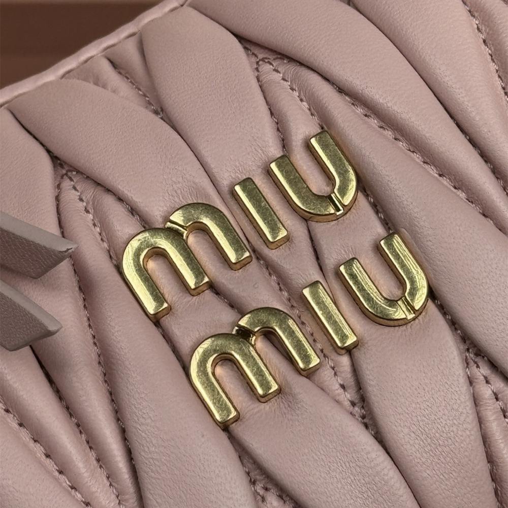 高仿miumiu*Matelasse系列5BC125小羊皮手提袋雪粉色小號免檢版