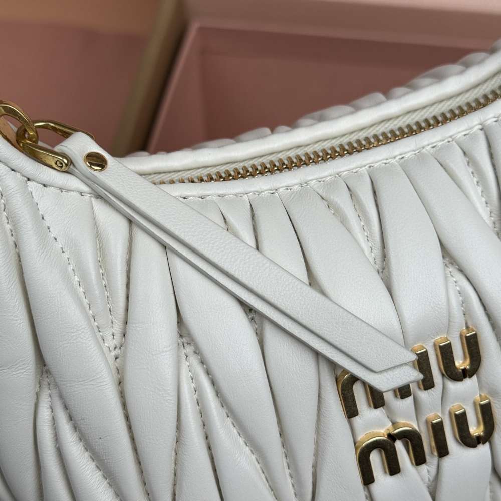 MiuMiu Matelass&eacute; 5BC125：實背比例與整體搭配