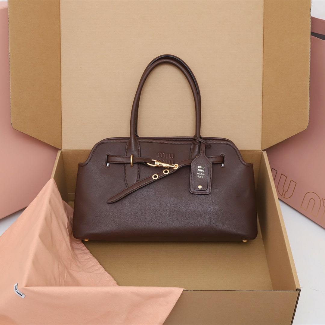 高仿miumiu*Aventure系列5BG310小羊皮Tote手袋石楠木色免檢版
