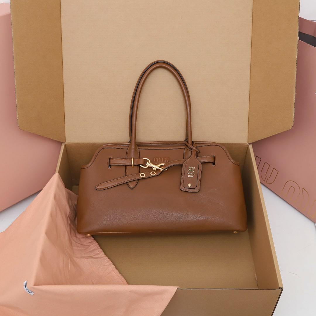 高仿miumiu*Aventure系列5BG310小羊皮Tote手袋橡木色免檢版