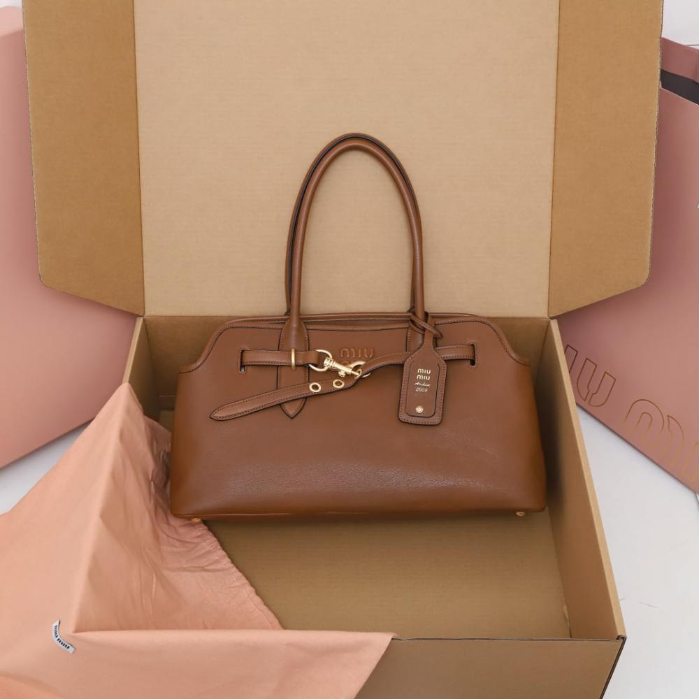 高仿miumiu*Aventure系列5BG310小羊皮Tote手袋橡木色免檢版