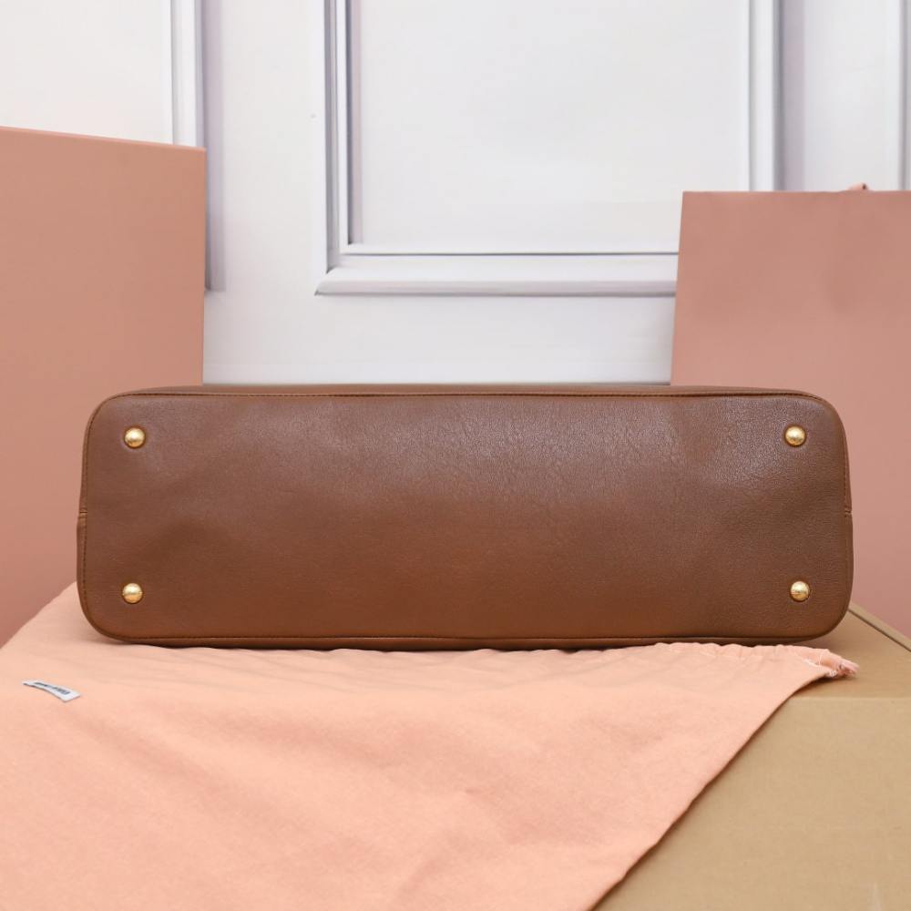 高仿miumiu*Aventure系列5BG310小羊皮Tote手袋橡木色免檢版