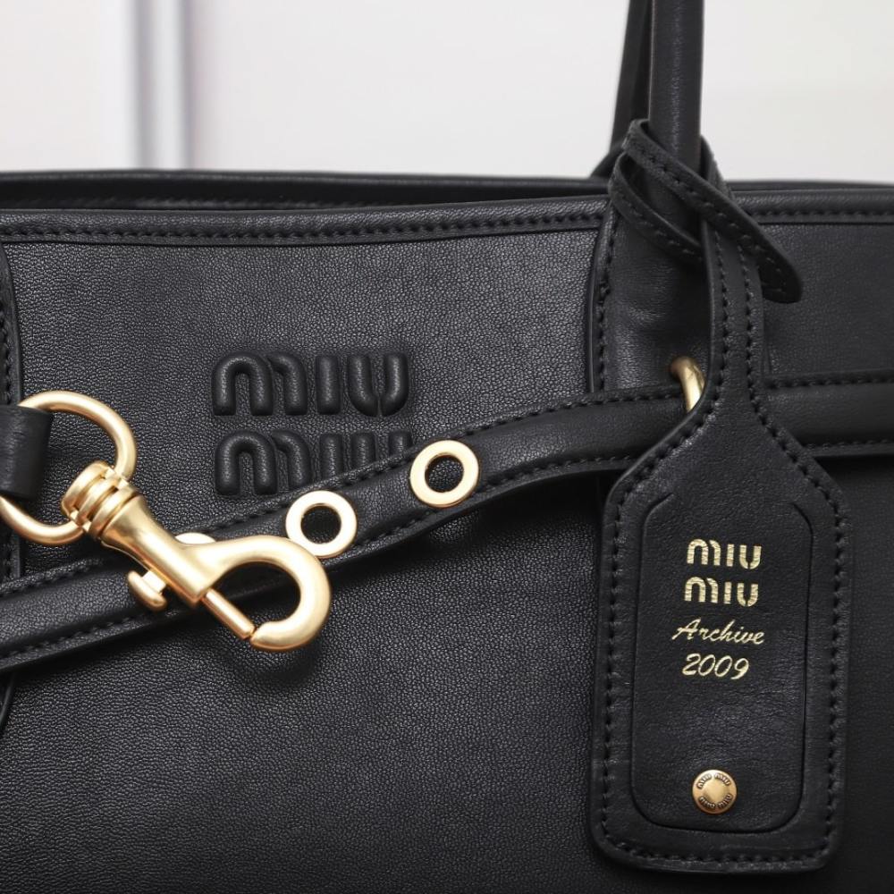 高仿miumiu*Aventure系列5BG310小牛皮Tote手袋黑色免檢版
