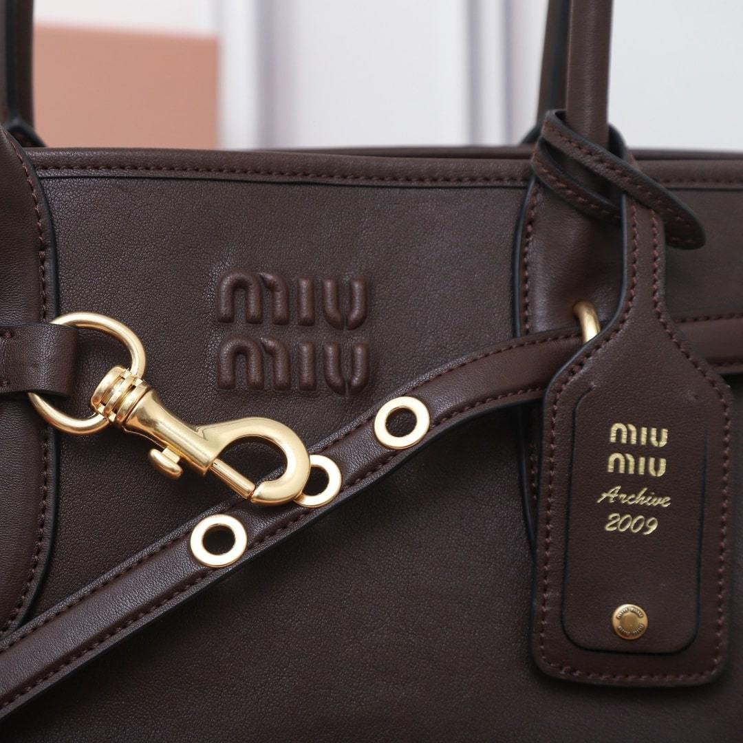 高仿miumiu*Aventure系列5BG310小羊皮Tote手袋石楠木色免檢版