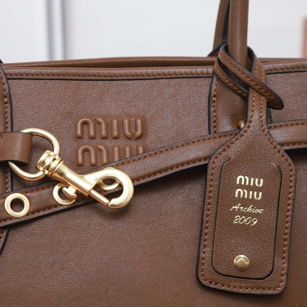 高仿miumiu*Aventure系列5BG310小羊皮Tote手袋橡木色免檢版