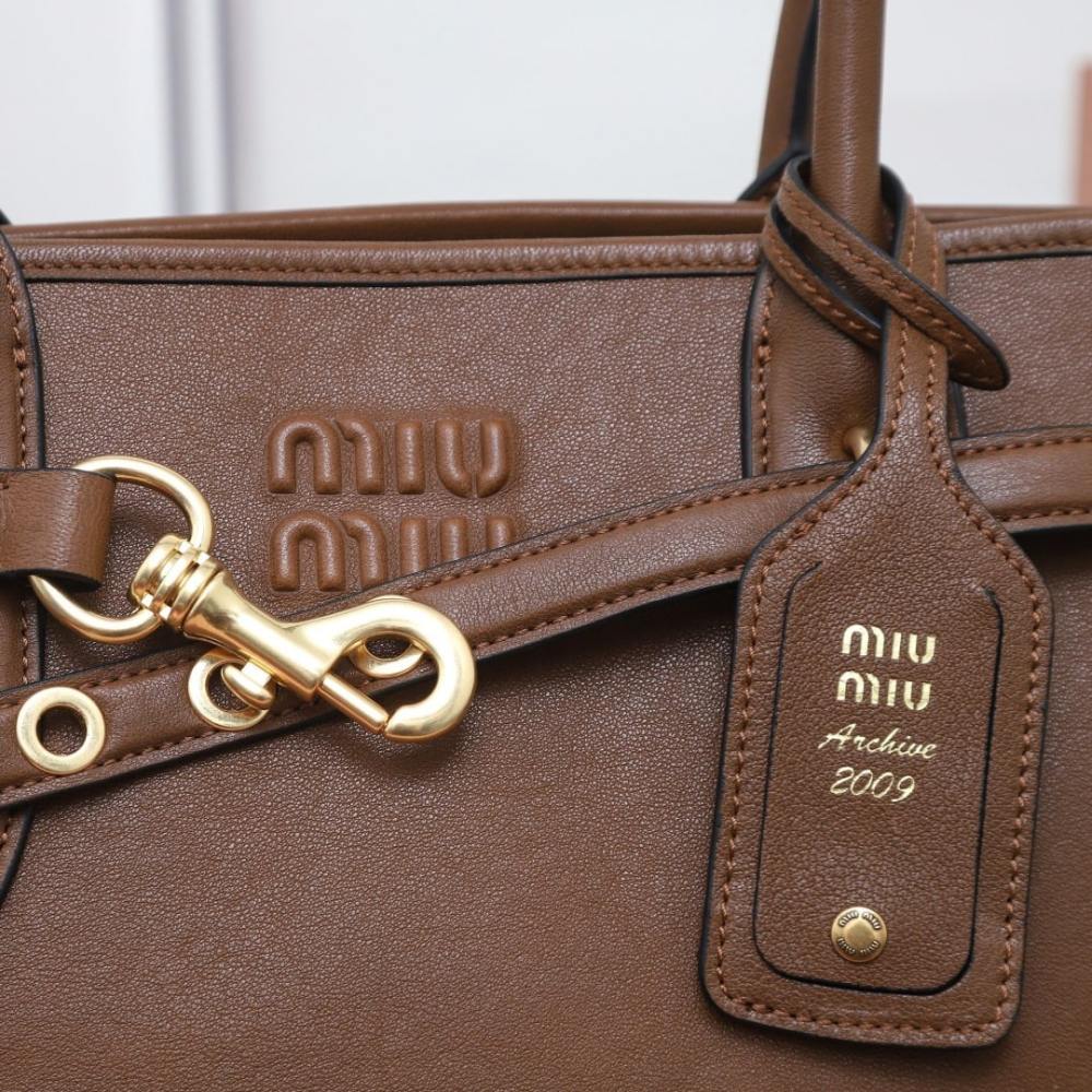 高仿miumiu*Aventure系列5BG310小羊皮Tote手袋橡木色免檢版