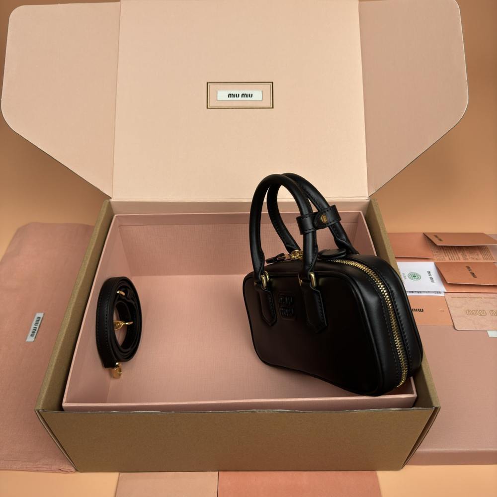 高仿miumiu*Arcadie系列5BP088小牛皮手袋黑色Mini免檢版