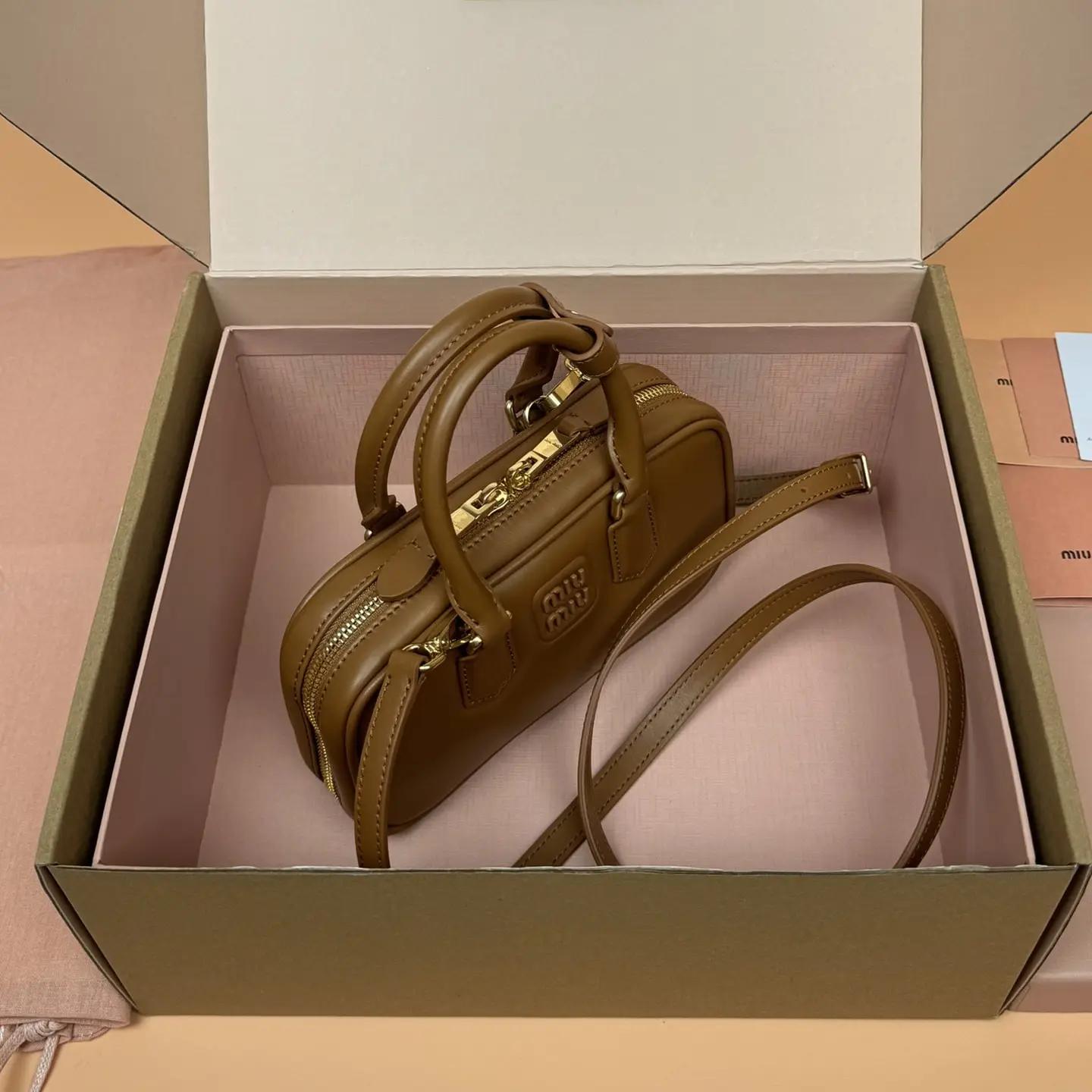 MiuMiu 5BP088 金屬釦具特寫