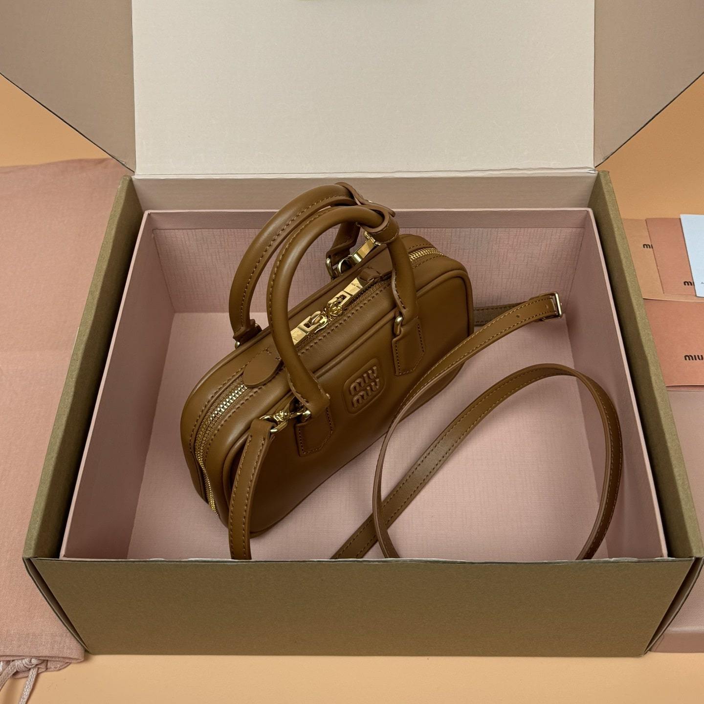 高仿miumiu*Arcadie系列5BP088小牛皮手袋干邑色Mini免檢版