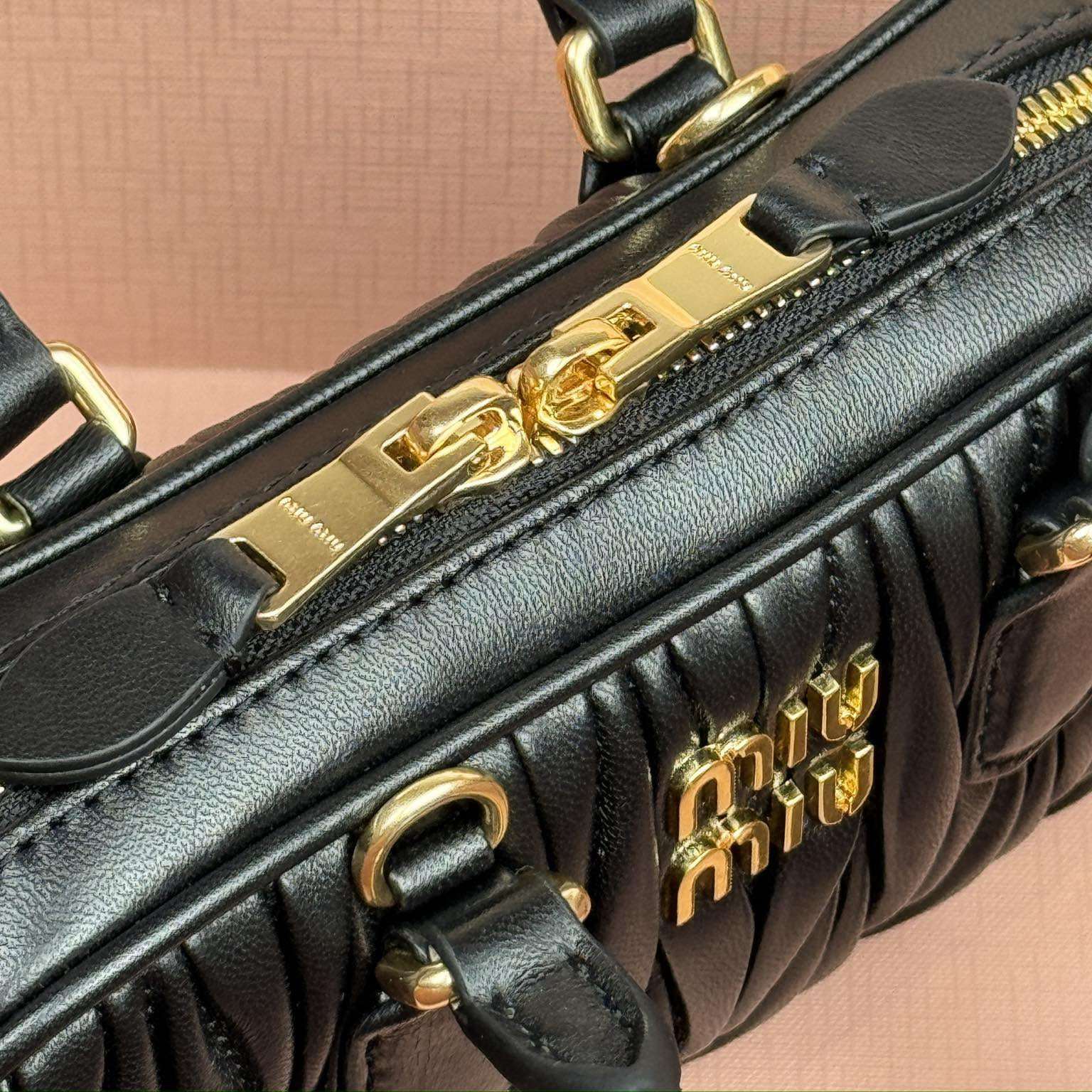 高仿miumiu*Arcadie系列5BP088小羊皮手袋黑色Mini免檢版
