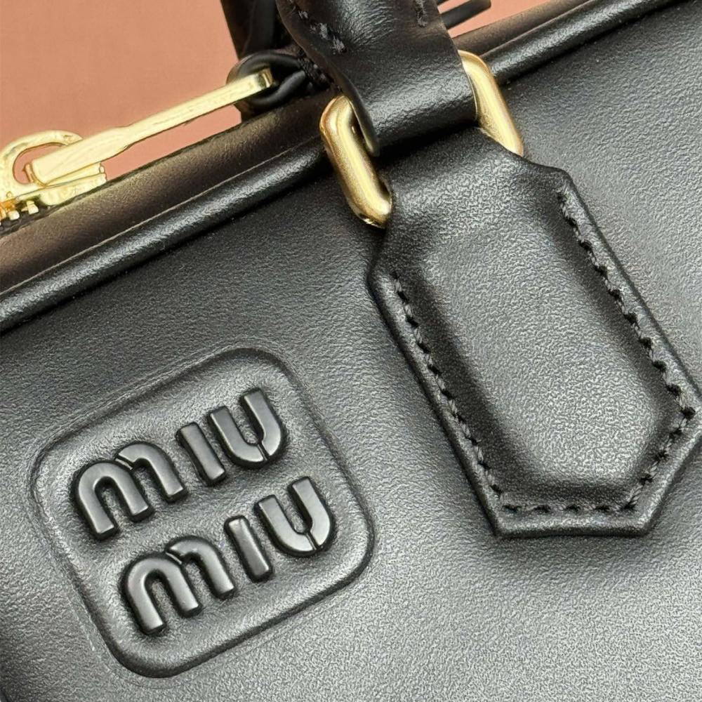 高仿miumiu*Arcadie系列5BP088小牛皮手袋黑色Mini免檢版