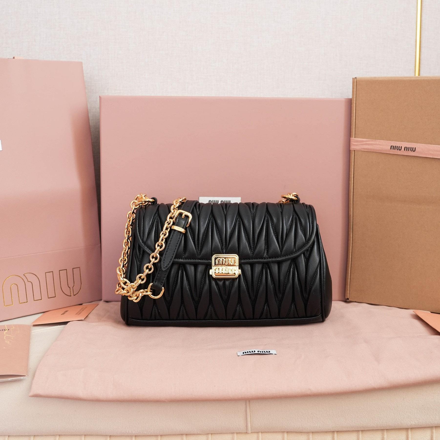 高仿miumiu*Matelasse系列5BD266單肩斜挎包黑色免檢版