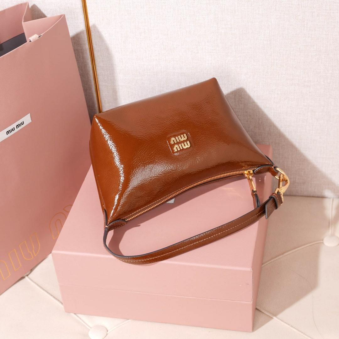 高仿miumiu*Naplak系列5NE841小羊皮飯盒包棕色免檢版