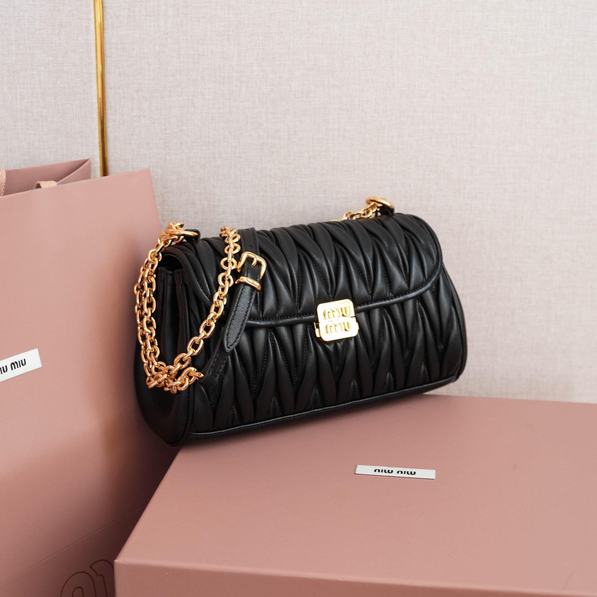 高仿miumiu*Matelasse系列5BD266單肩斜挎包黑色免檢版