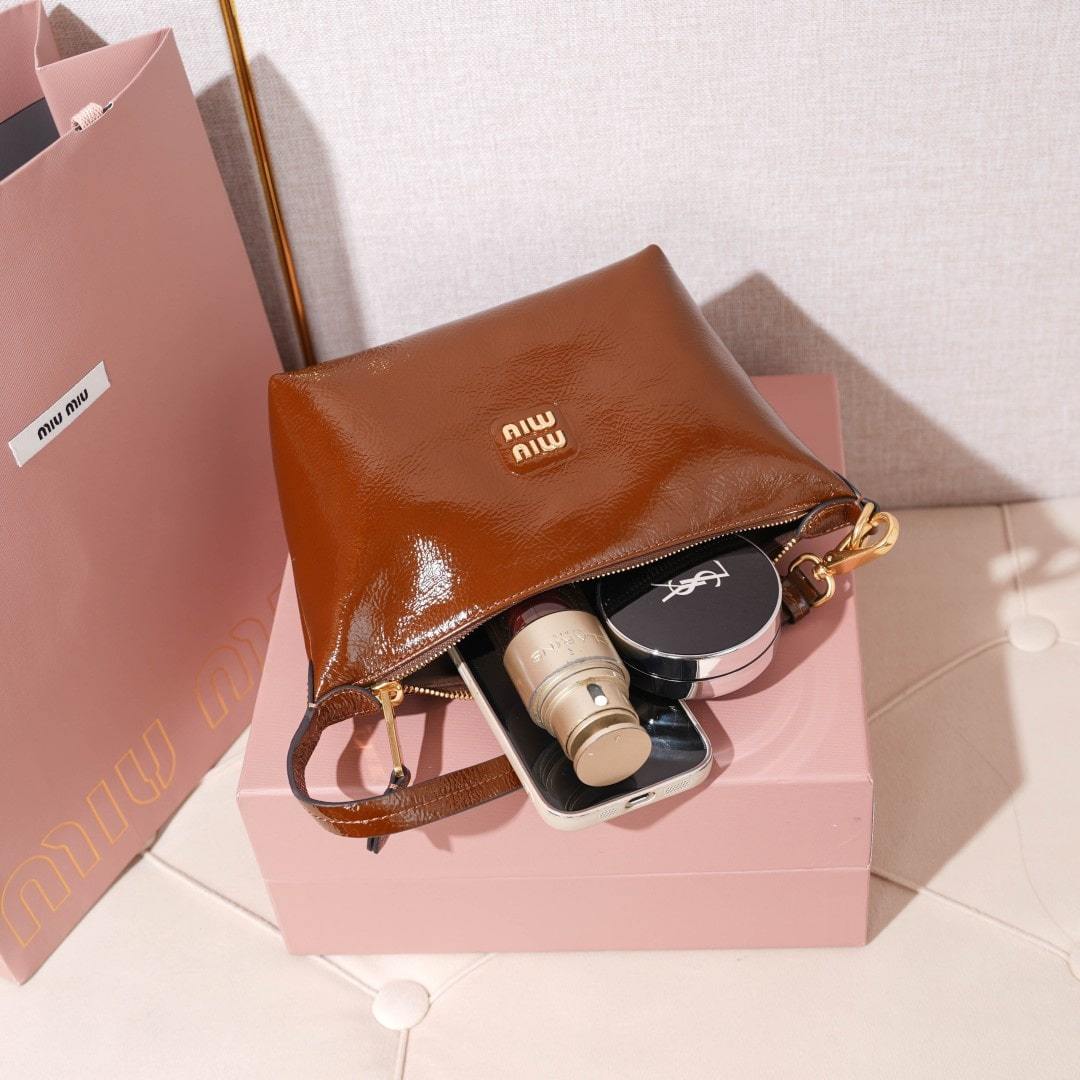 高仿miumiu*Naplak系列5NE841小羊皮飯盒包棕色免檢版