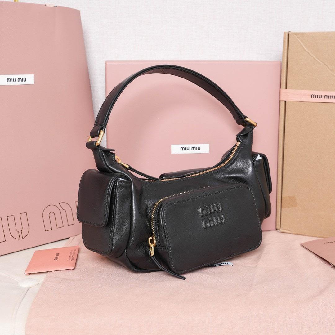 高仿miumiu*5BC146小羊皮機車包黑色免檢版