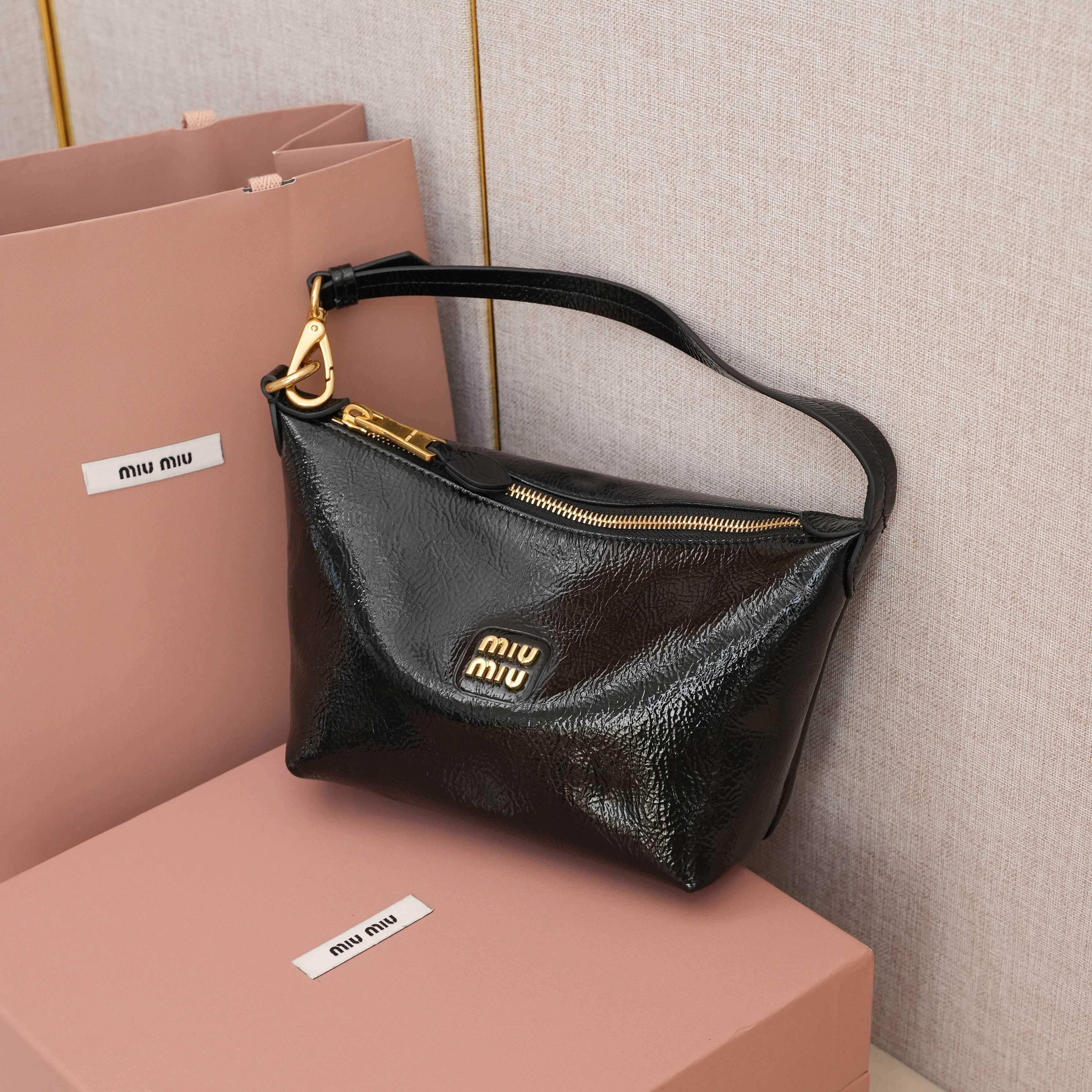 高仿miumiu*Naplak系列5NE841小羊皮飯盒包黑色免檢版