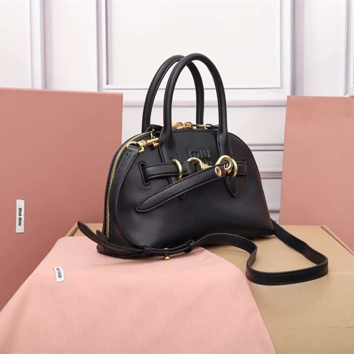 MiuMiu Aventure 5BB169 小號：壓紋 LOGO 與皮帶扣細節