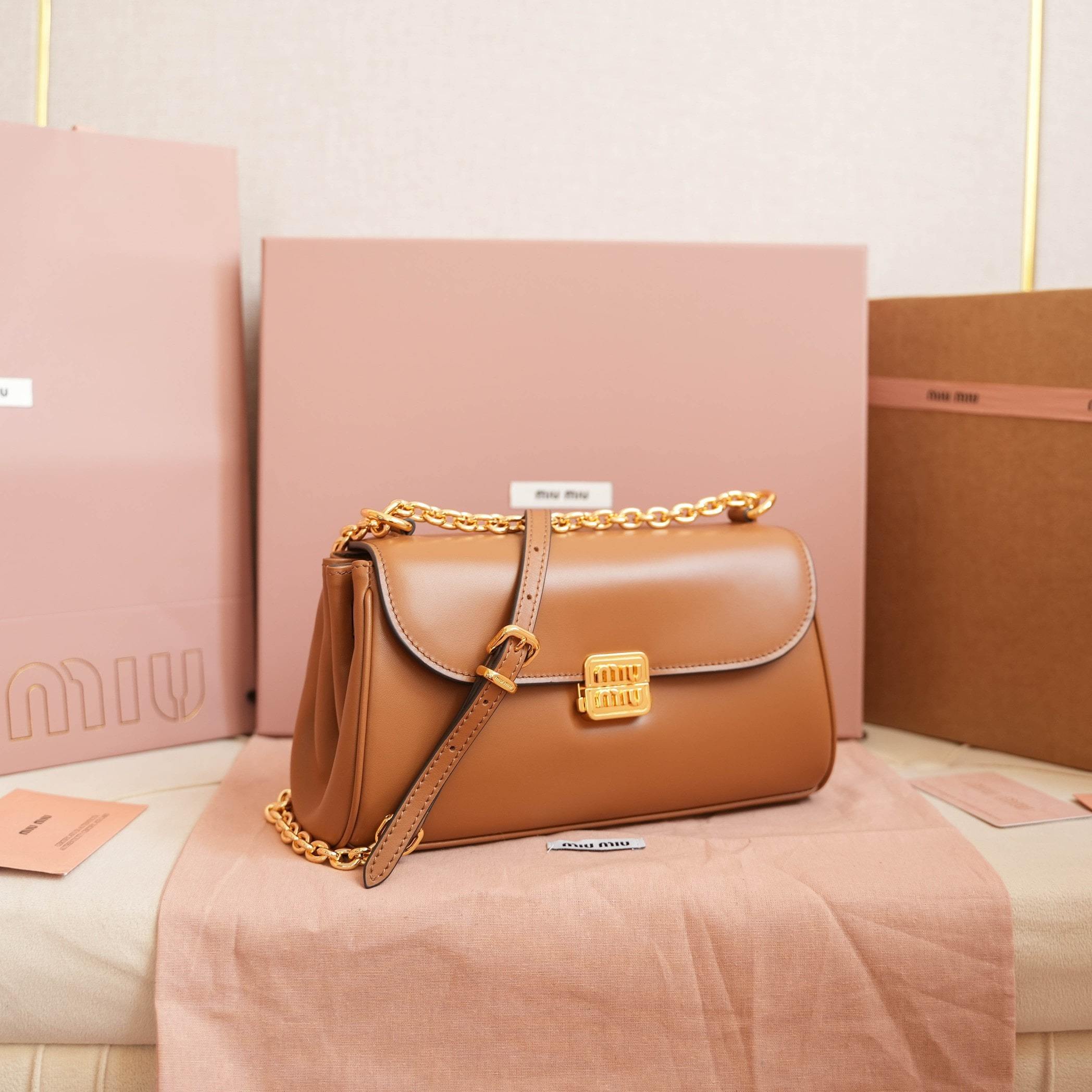 高仿miumiu*5BD266鏈條法棍包白蘭地色免檢版