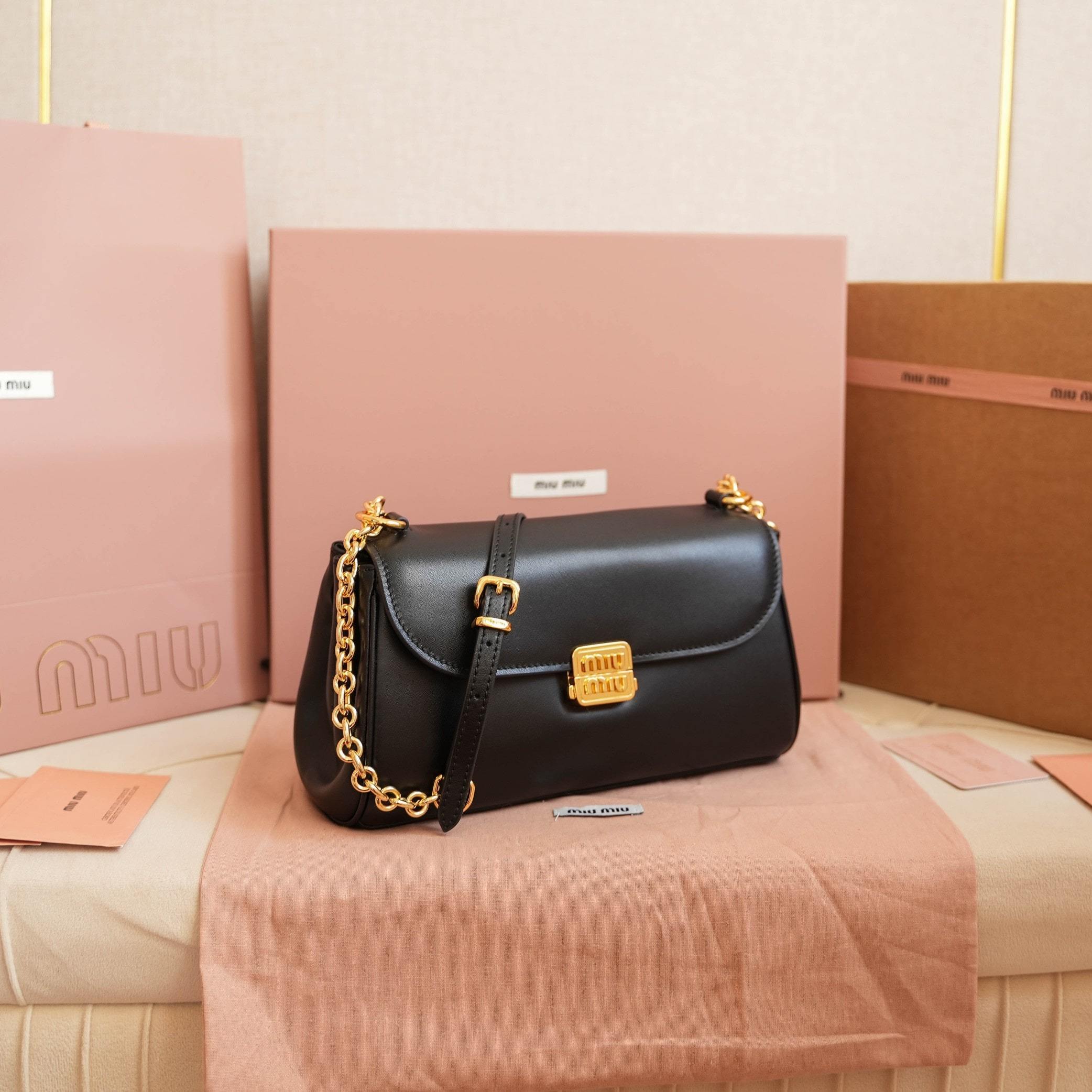 高仿miumiu*5BD266鏈條法棍包黑色免檢版