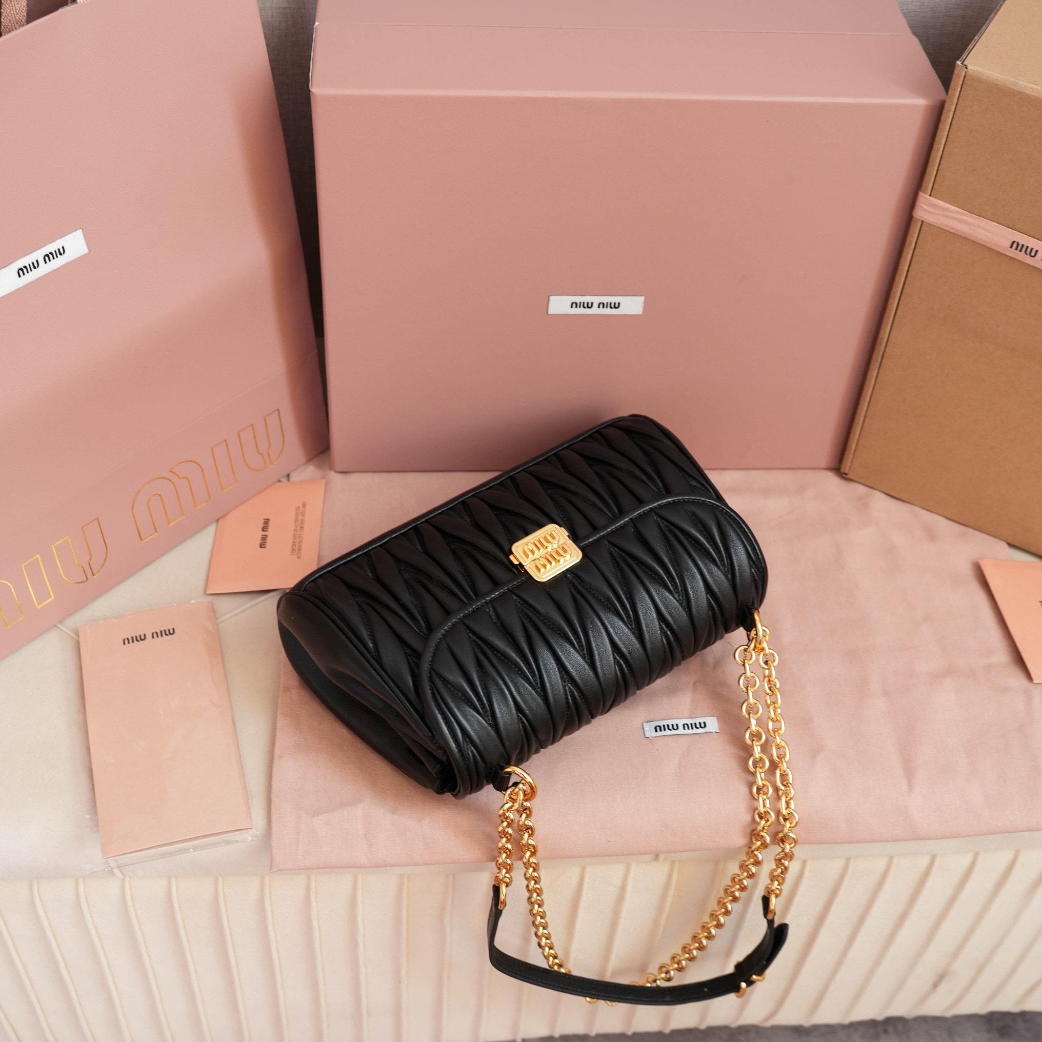 高仿miumiu*Matelasse系列5BD266單肩斜挎包黑色免檢版